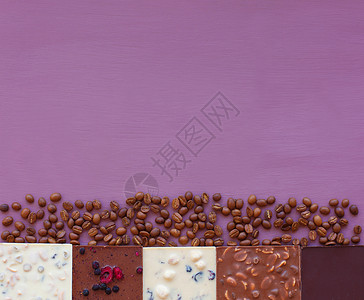 紫罗兰色背景上的巧克力与咖啡豆巧克力巧克力吧坚果巧克图片