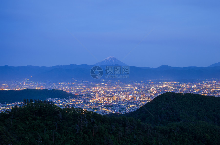 夜间的富士山和甲府市日本图片