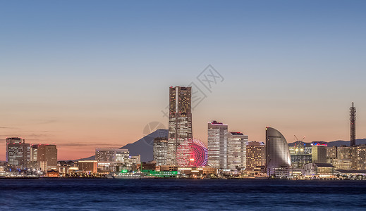 日本横滨港未来湾畔和富士山图片