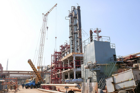 建造炼油厂安装精馏塔热交换器管道炼油厂起重机石化背景