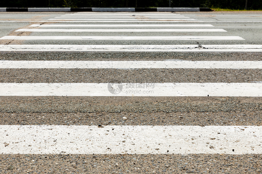 马路对面人行横道的白色条纹图片