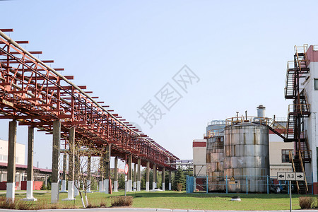 在炼油厂石化工厂用铁生锈的管道输送液体冷凝水蒸汽带水龙头和排水罐的水背景图片