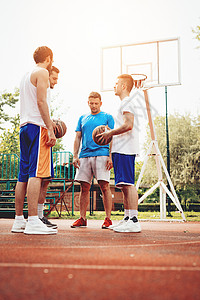 年轻篮球运动员准备在城市玩耍的青图片