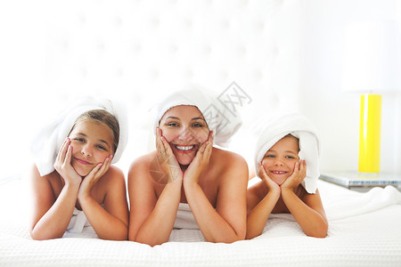 淋浴后在房间里洗澡的母亲和女孩美图片