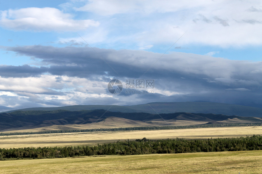 与白云萨彦山俄罗斯西伯利亚蓝天下的黄草宽阔的草原图片