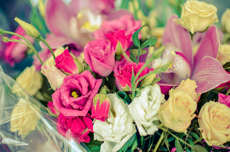 配有兰花和玫瑰的布束花在美丽图片