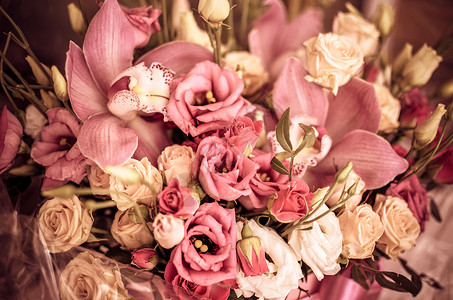 配有兰花和玫瑰的布束花在美丽图片