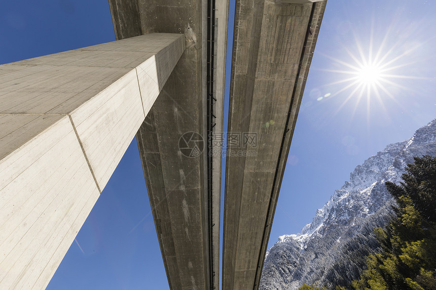 瑞士中部Reusstal山谷从下方拍摄的圣哥达高速公图片