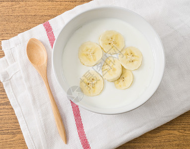 与有机香蕉营养丰富的蛋白质钙里波夫拉文维他命B6和维生素B12相伴的YoghurtToppi图片