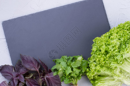 背景与各种绿色蔬菜紫色罗勒绿色欧芹和生菜与复制空间健康食图片