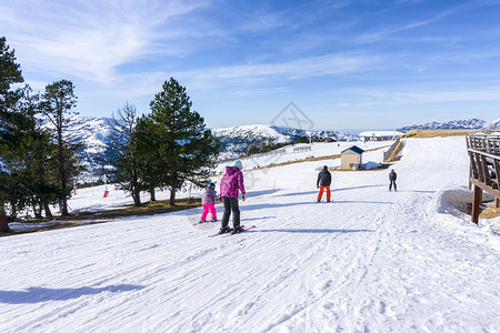 在滑雪度假胜地AxlesThermes的斜坡上滑雪图片