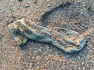 沙滩上的脏针织袜子图片