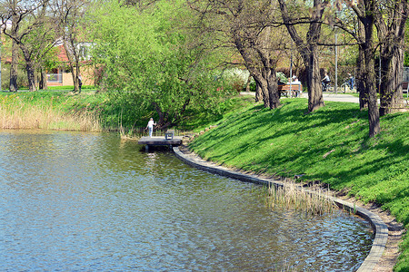 湖在公园图片