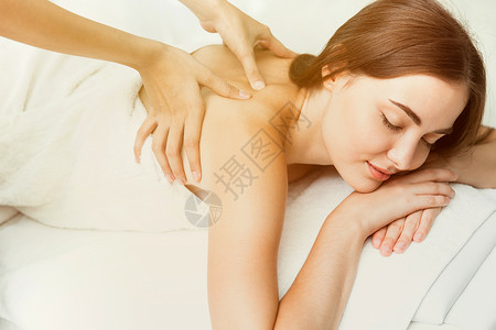 美人型背部颈疼痛按摩在温图片