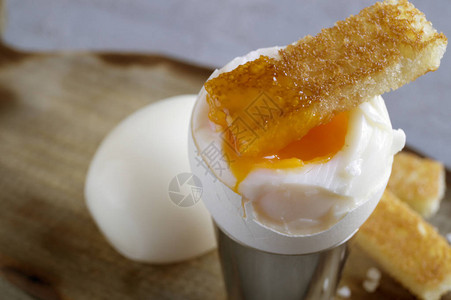 早餐在灰色背景上煮熟的鸡蛋背景图片