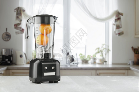 厨房室内的橙汁搅拌机图片