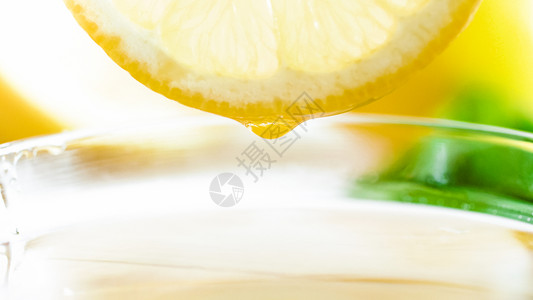 果汁新鲜柠檬片和茶图片