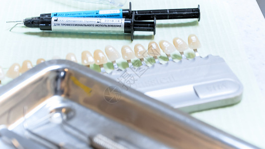 牙医办公室牙科设备仪器和光聚合物的近照图片