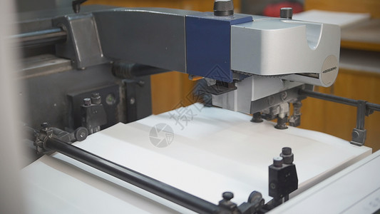排版中的生产印刷设备特写图片