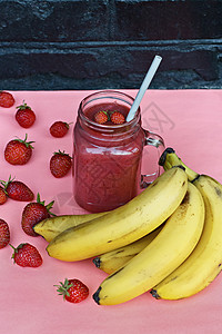 草莓和香蕉的美味甜果冰淇淋明图片