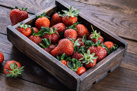 草莓特写新鲜草莓木盒里的草莓图片