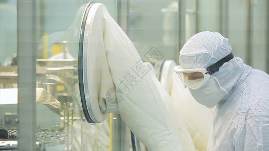 药剂学制药工人操作吸塑包装机质量控制药剂学工图片