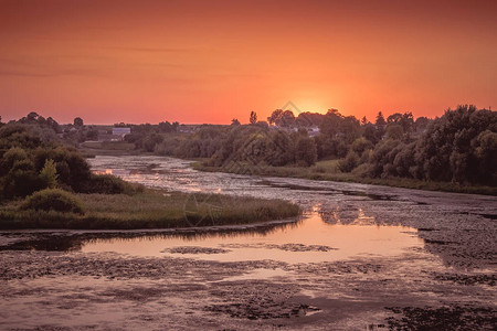 在河岸的日落安静的夏夜图片