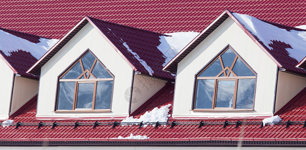 红屋顶上的雪在图片