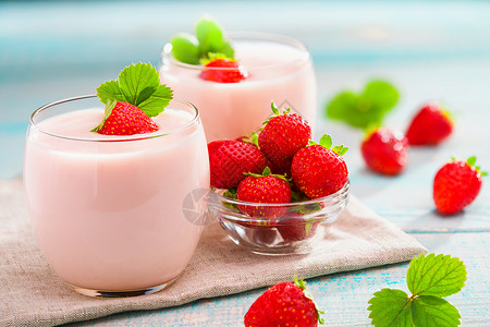 自制粉红酸奶配新鲜草莓图片