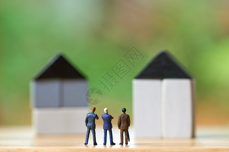 微型商人站在投资分析住房或动产投资图片