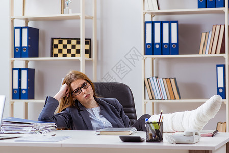 办公室断腿的女雇员图片