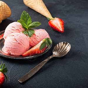 黑背景的草莓冰淇淋浆果和华夫饼背景图片