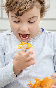 孩子吃薯片有图片
