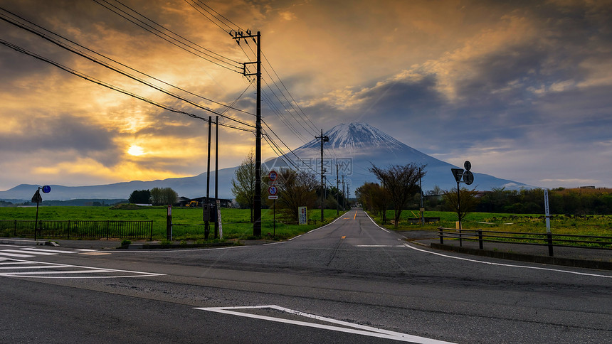 通往富士山或藤山的街道路线图片