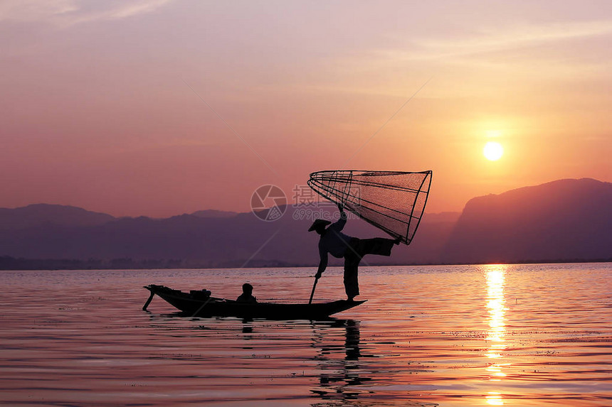 缅甸茵莱湖渔民的剪影图片
