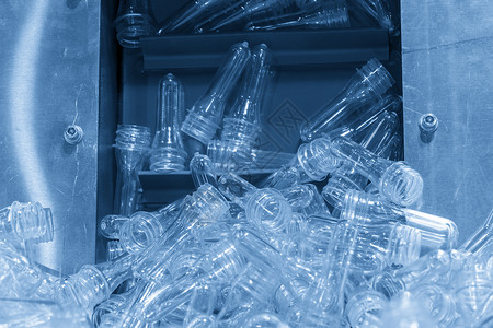 浅蓝色场景中吹制塑料瓶的坯部分饮料图片