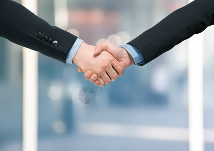 商务人士之间的握手图片