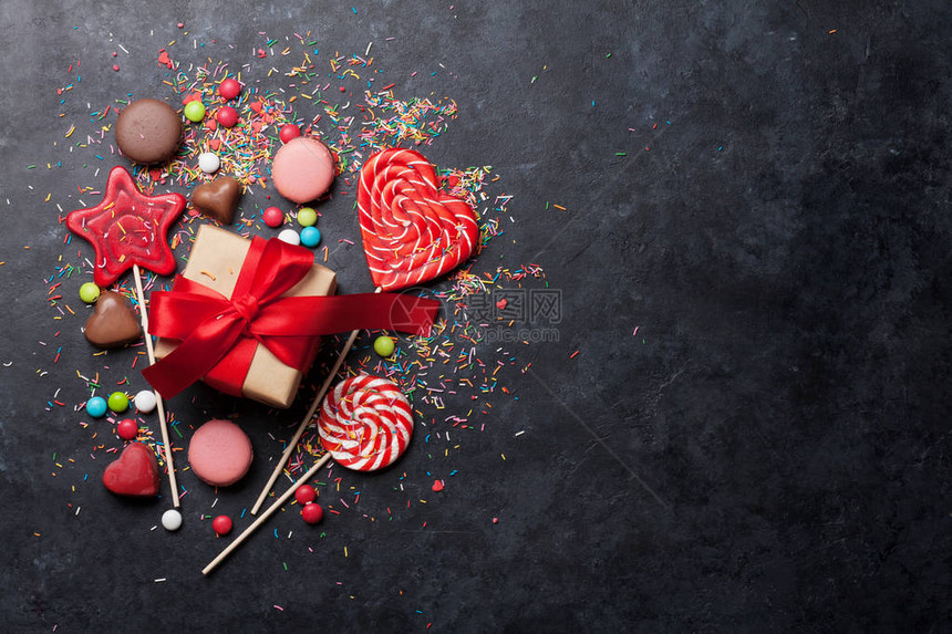 彩色糖果棒糖马卡龙糖果和礼品盒您文图片