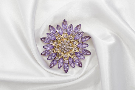 丝绸上镶钻圆形紫色胸针图片