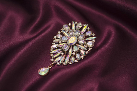 丝织品彩色水晶胸针背景图片