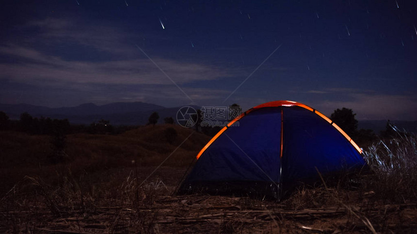 户外野营草高地山中夜星图片