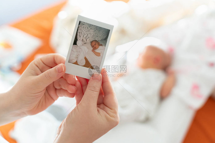 第一张出生在母亲手中的新生儿与孩子对立的照片图片