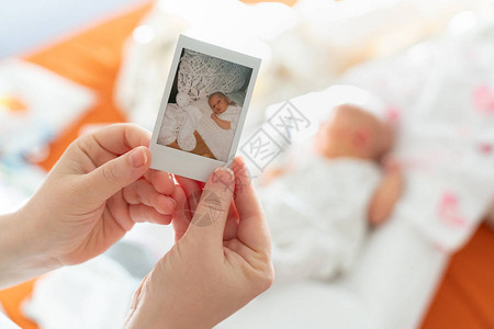 第一张出生在母亲手中的新生儿与孩子对立的照片背景图片