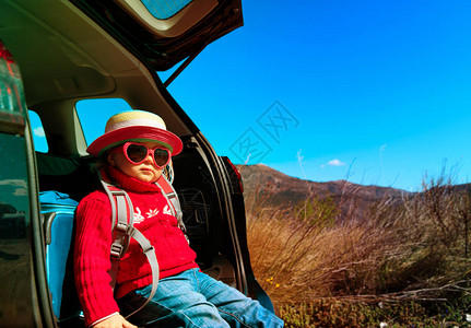 可爱的小可爱小女婴乘车旅图片