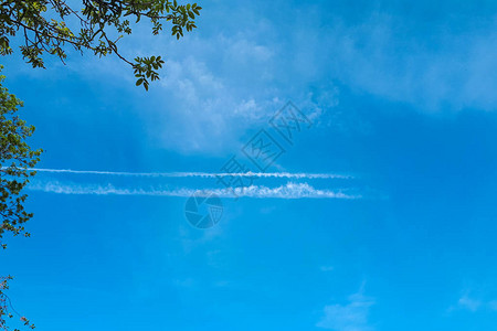 蓝色天空在照片的角处有飞背景图片
