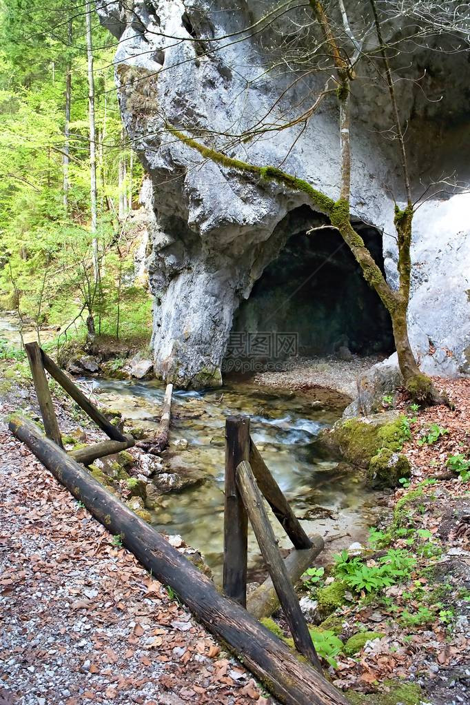 恶魔之门的加德山谷部分附近的洞穴通往岩石大图片