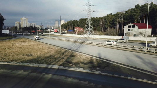 城外交通汽车交汇处的顶视图视频在高速公路上的图片