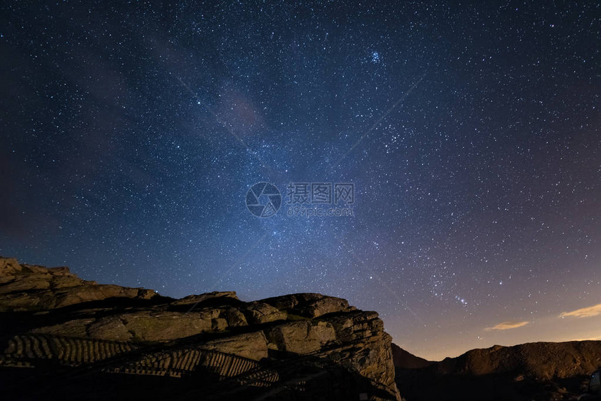 星空下的阿尔卑斯山之夜图片