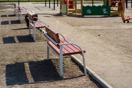 街上的长椅公园里孤独的木椅图片
