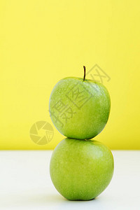 黄色背景的苹果上绿图片